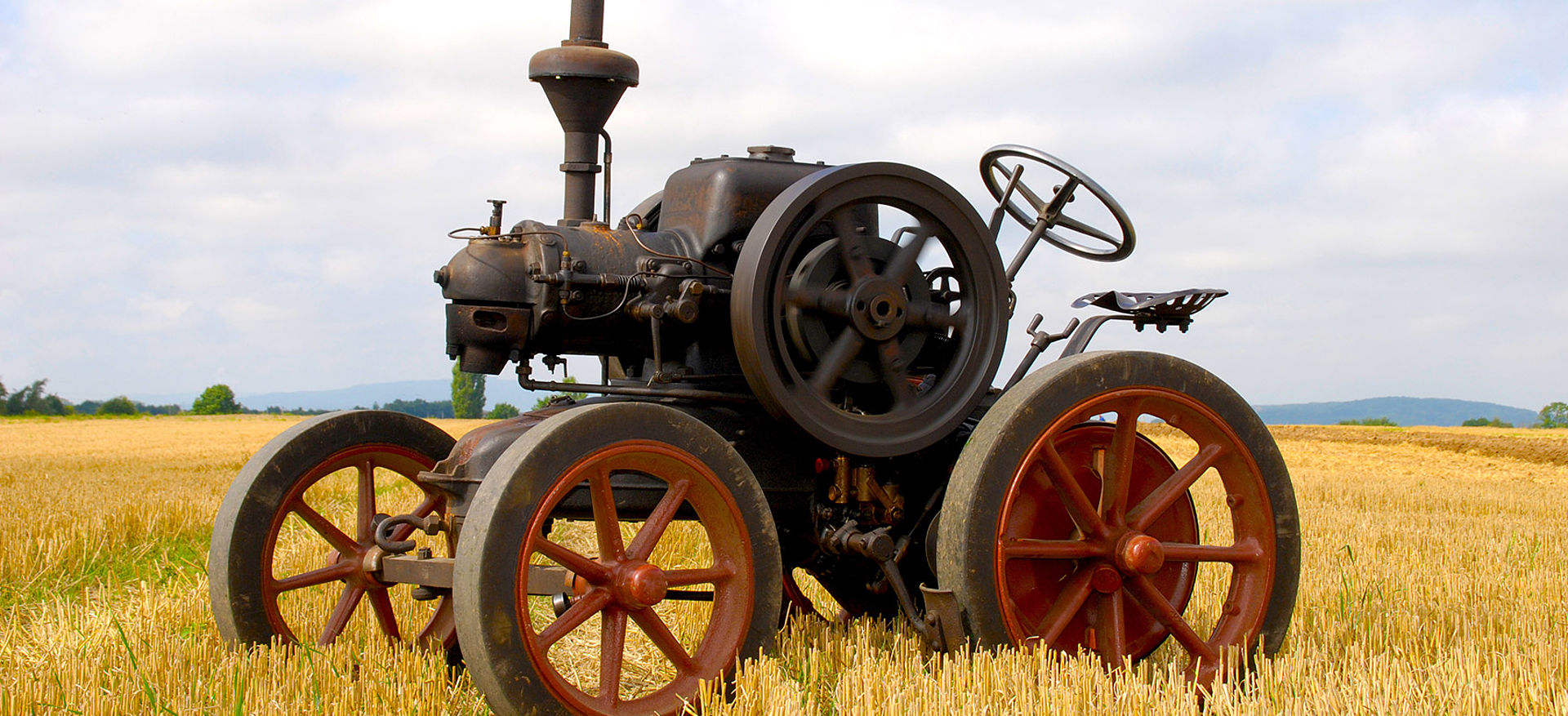 Alter Traktor als Symbol für die Geschichte und Entwicklung der Treukontax Steuerberatung